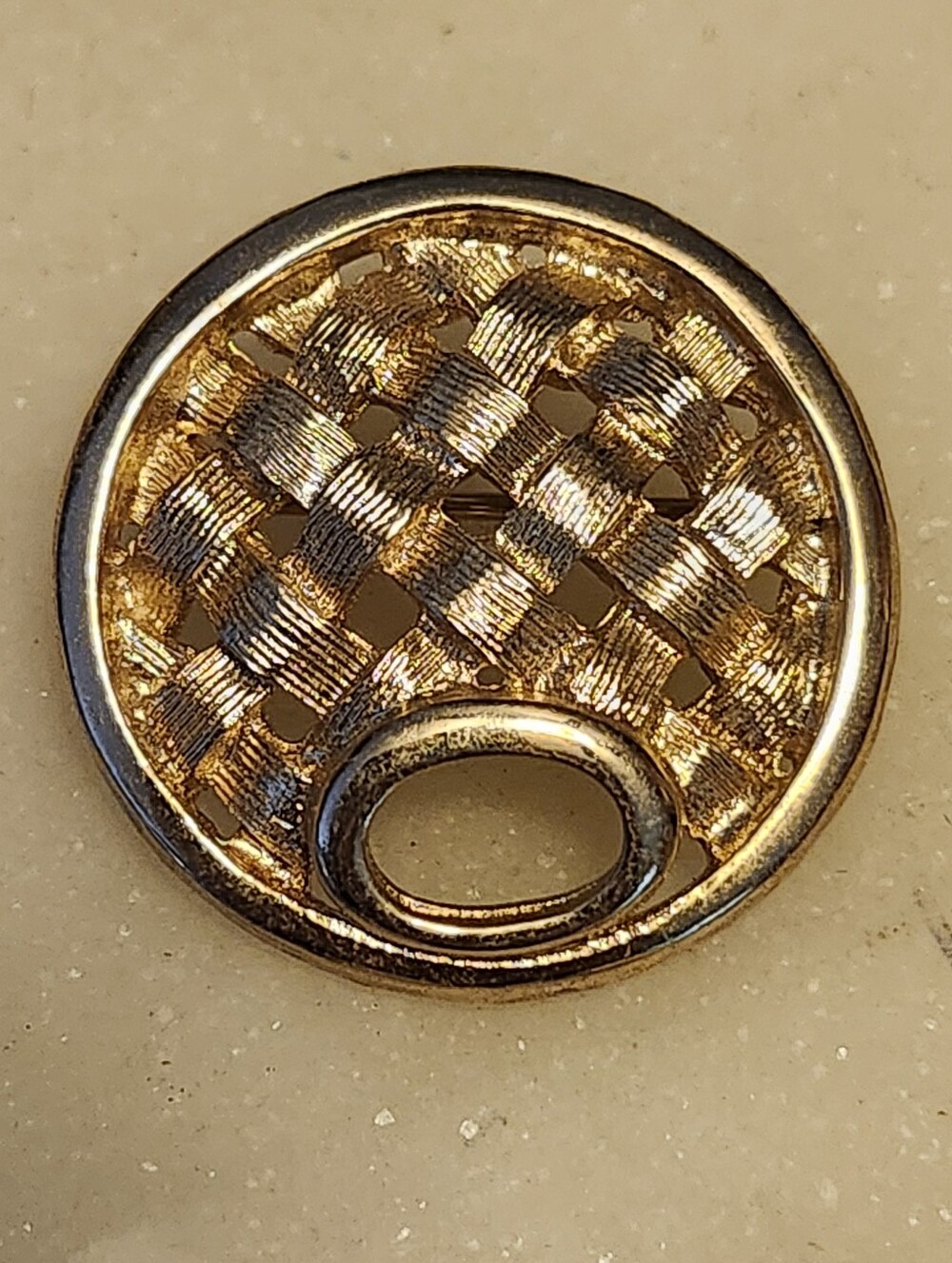 Vtg Sarah Coventry Gold Tone Woven Basket Weave Brooch